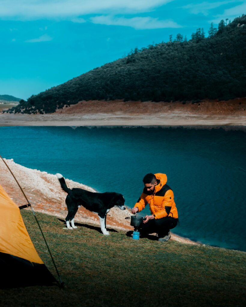 kamperen met je hond aan het water